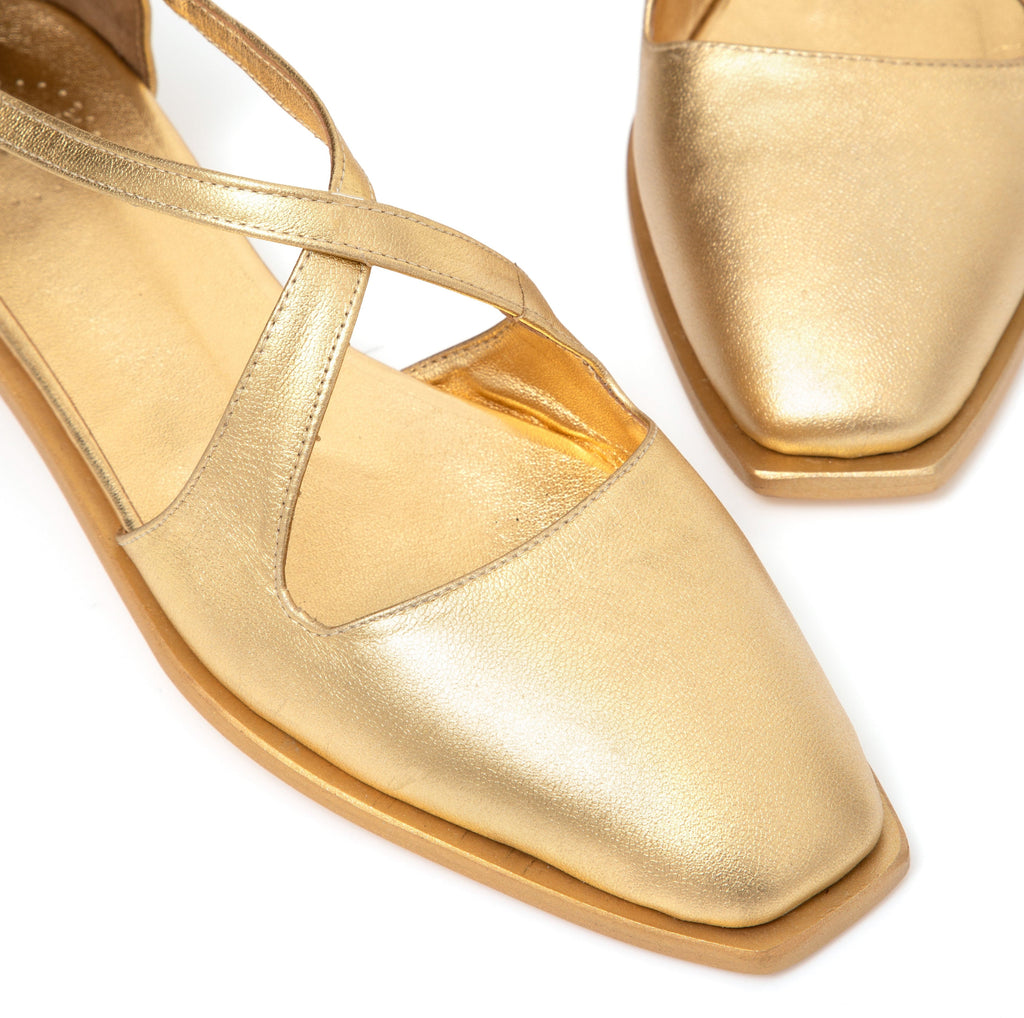 Manolita Closed Toe Mary Ping Gold